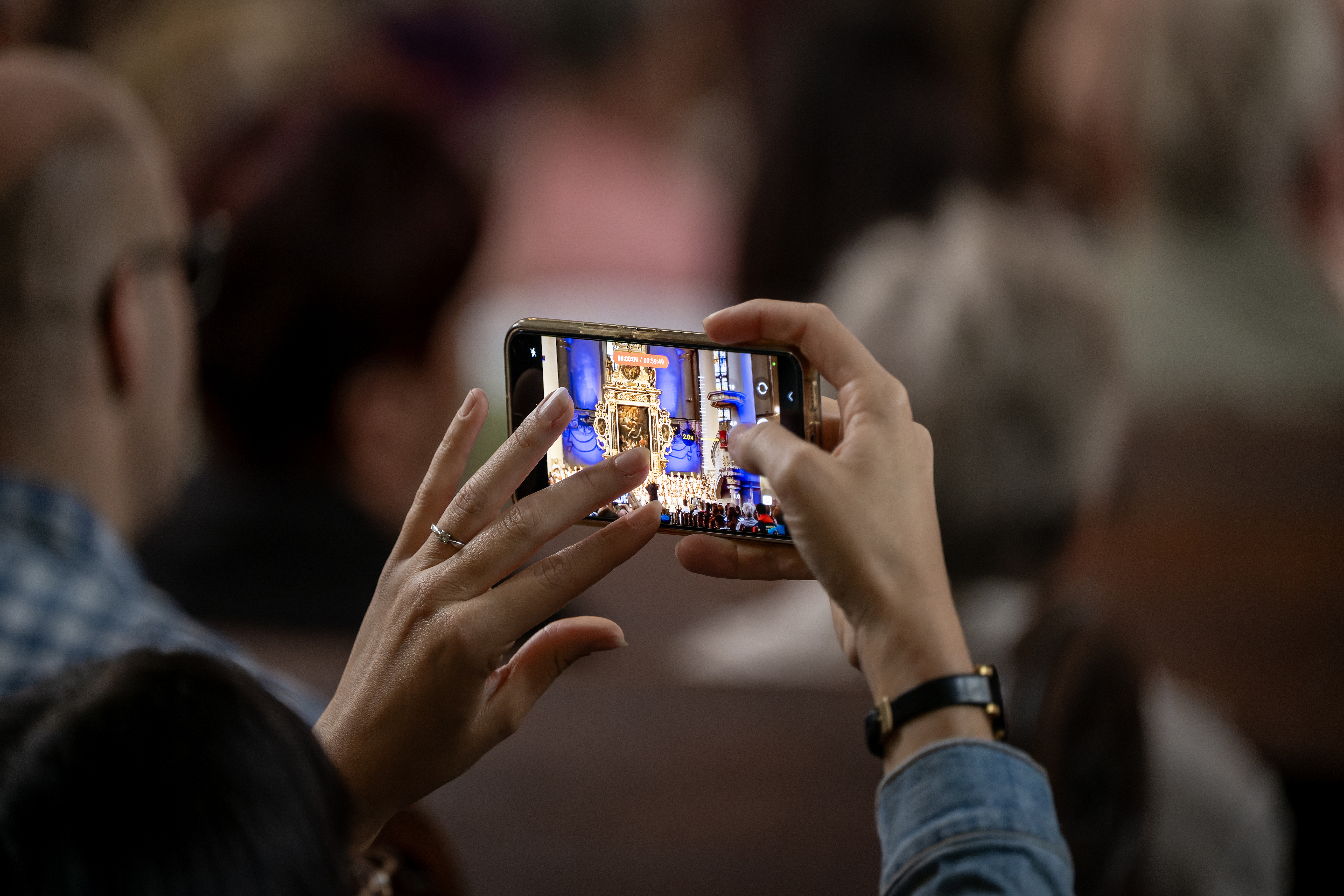 Frau filmt mit Handy