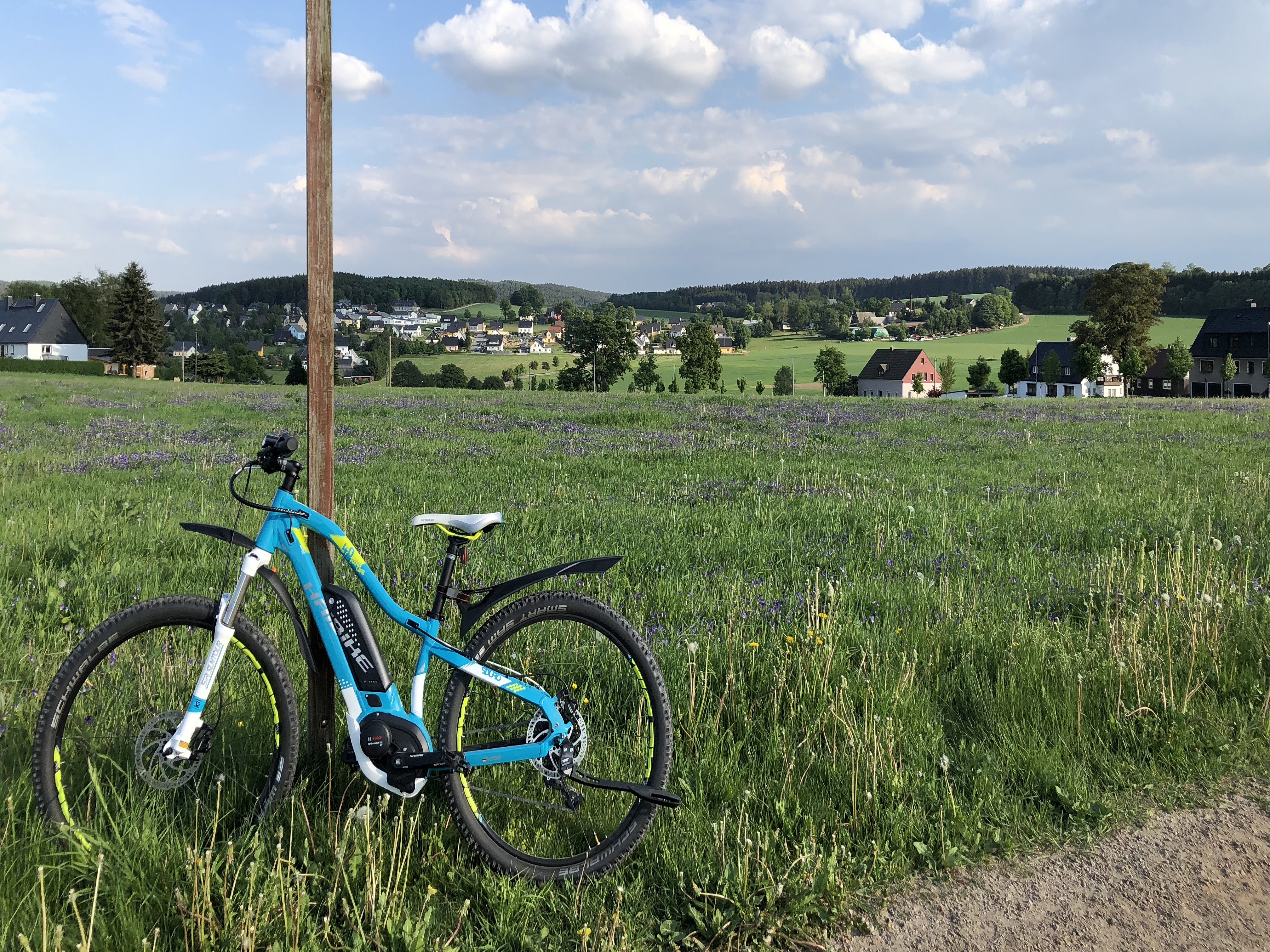 Fahrrad mit Blick auf Gebirge