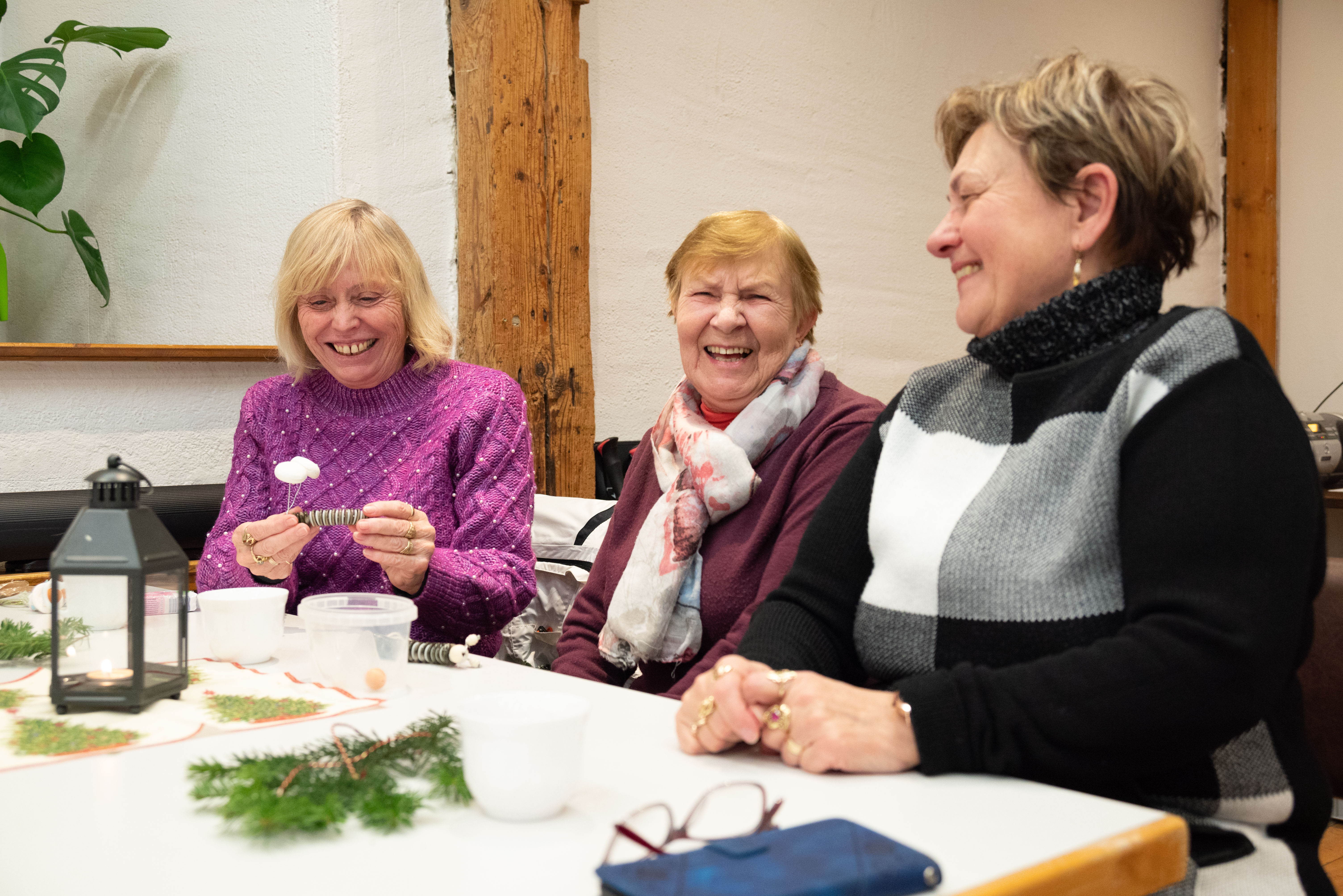 Senioren beim Basteln