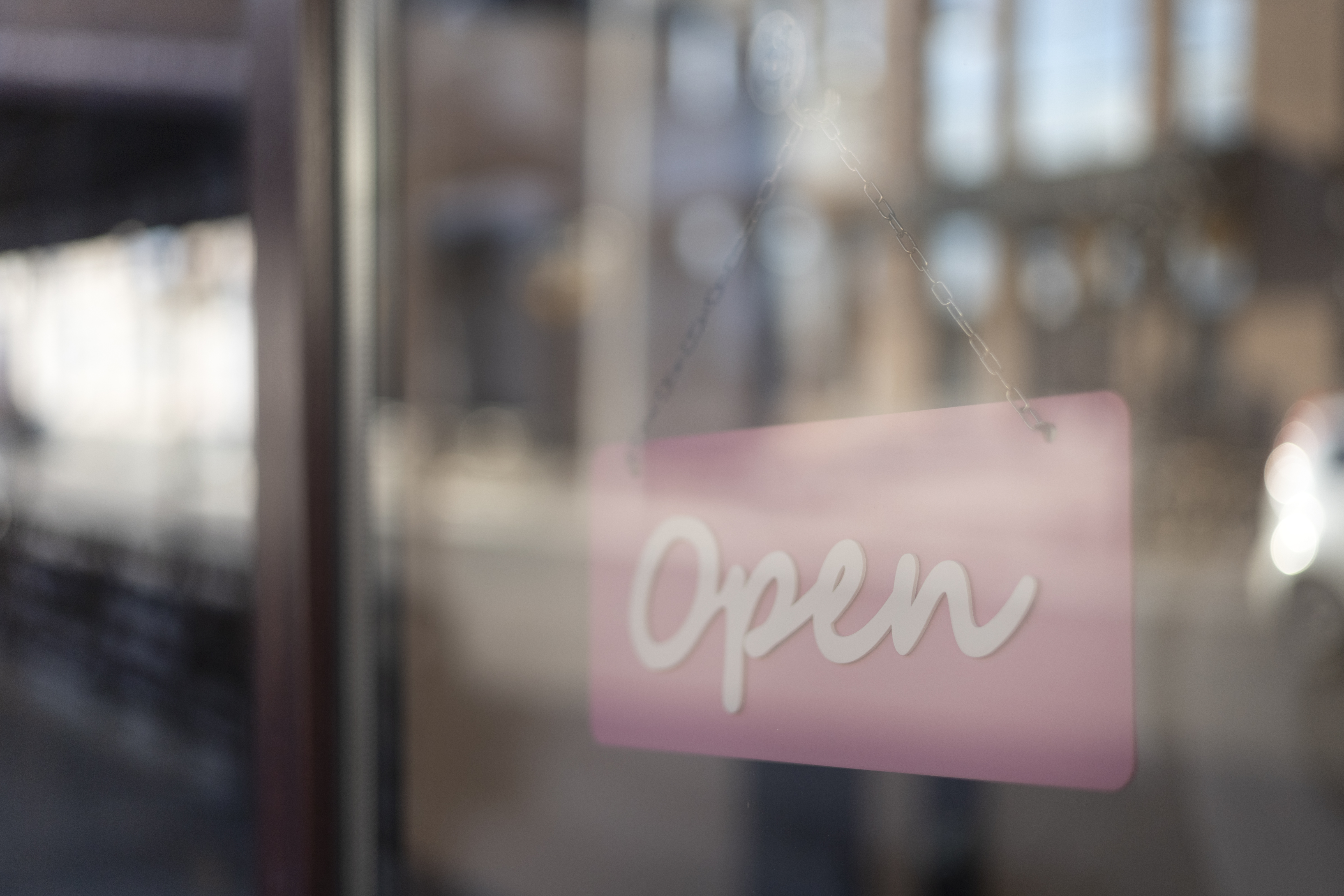 Schaufenster mit Schild Open